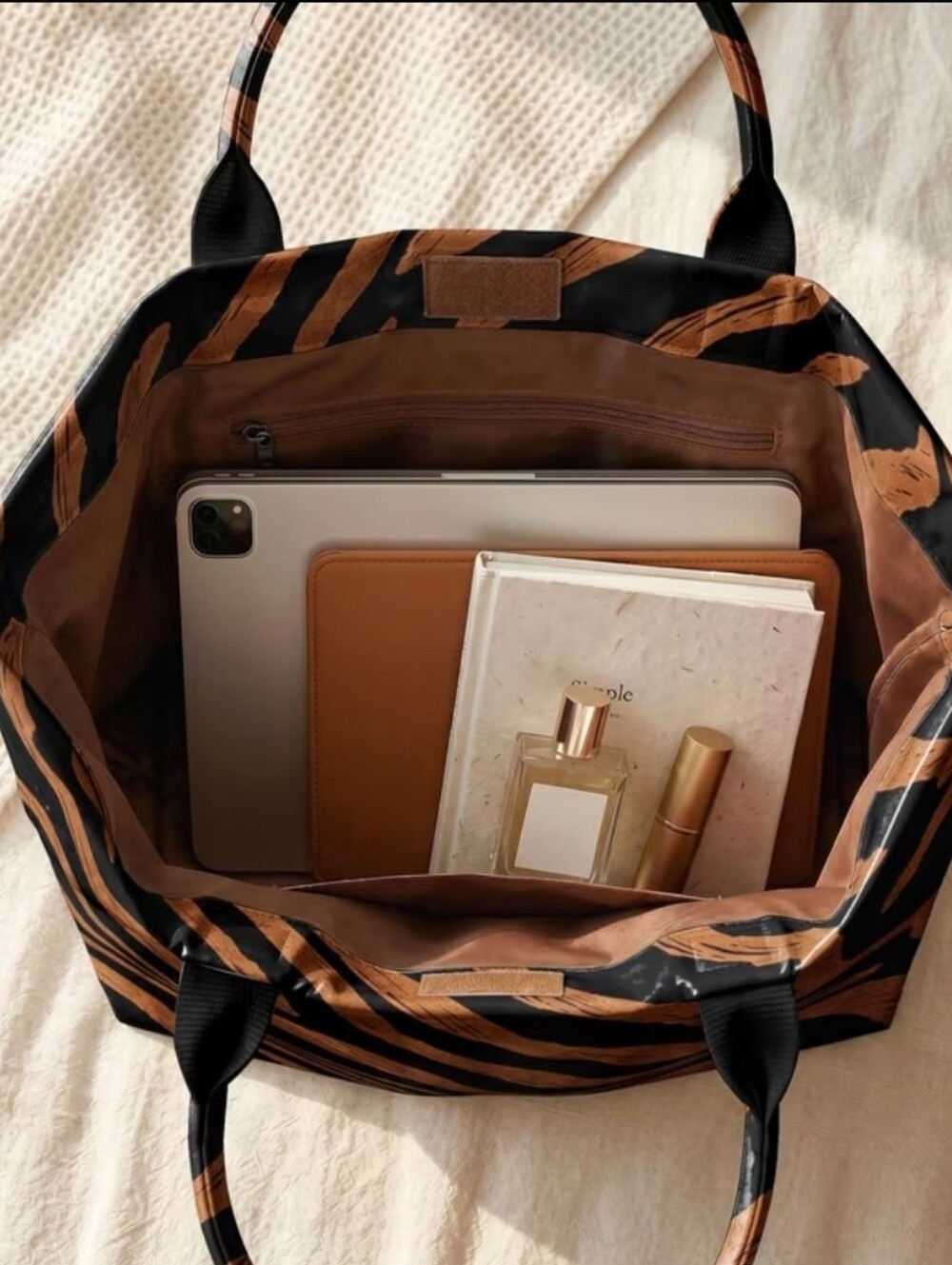 Beautiful Zebra Stripe Daily Commute Tote Hand Bag - Picture 3 of 3
